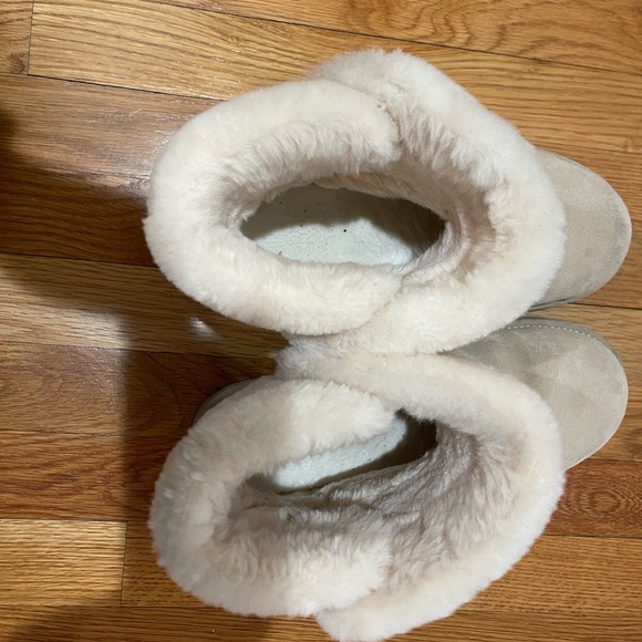 UGG Winter Boots with Plush Lining - Picture 6 of 7